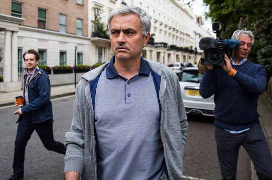Mourinho vẫn ở lại London trong thời qua nhằm thương thảo hợp đồng với M.U
