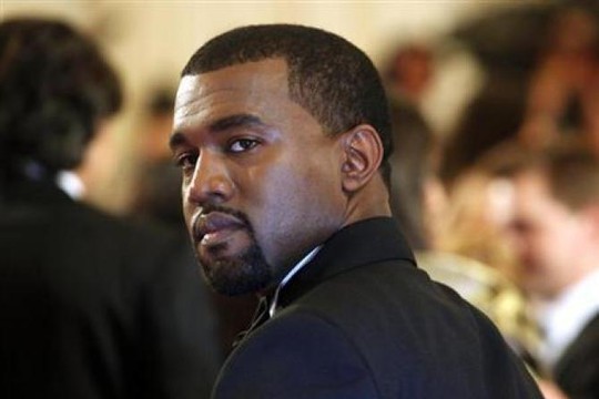 Kanye West viết trên Twitter rằng đang nợ 53 triệu USD