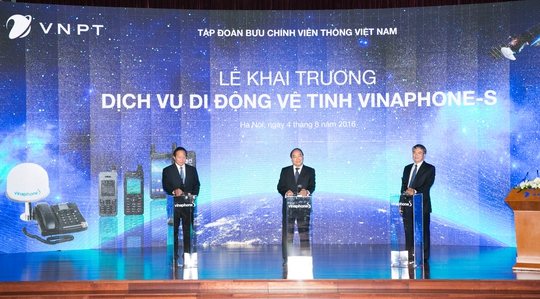 Thủ tướng Nguyễn Xuân Phúc bấm nút khai trương dịch vụ di động vệ tinh VinaPhone-S
