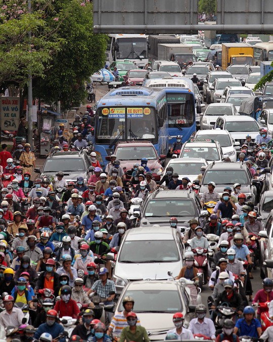 
Cảnh kẹt xe trên đường Điện Biên Phủ sau vụ tai nạn (Ảnh: Hoàng Triều)
