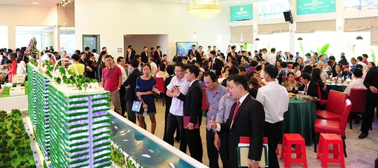 Khách hàng tham dự lễ khai trương nhà mẫu Diamon Lotus Riverside
