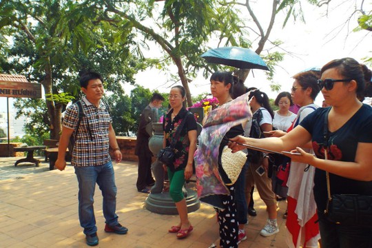 
Hướng dẫn viên chui người Trung Quốc tại Tháp Bà Ponagar, TP Nha Trang
