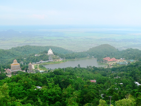 Khu vực trung tâm hành hương của núi Cấm.