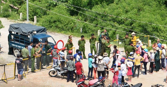 
Nhiều người dân vây quanh khu vực Pháo Đài để xem cảnh các chủ ghe cào giao trả cán bộ bị bắt giữ trái phép trước đó.
