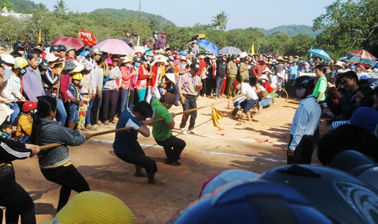 
Sôi nổi trò chơi kéo co trong lễ hội.
