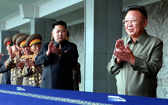 Cố lãnh đạo Triều Tiên Kim Jong-il (phải). Ảnh: Reuters