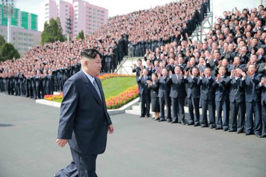 Ông Kim Jong-un đến buổi chụp hình cùng các đại biểu tham gia đại hội đảng Lao động. Ảnh: KCNA/Reuters