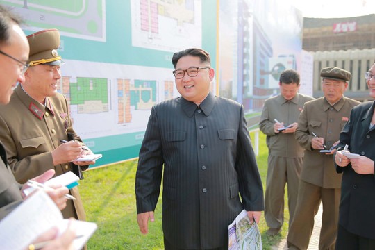 
Nhà lãnh đạo Triều Tiên Kim Jong-un thăm một bệnh viện đang xây dựng. Ảnh: KCNA/Reuters
