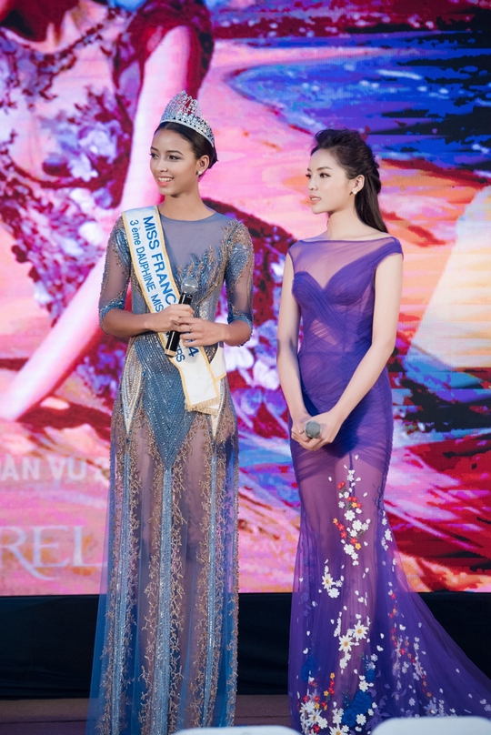 
Kỳ Duyên đọ sắc cùng hoa hậu Pháp trong buổi họp báo cuộc thi Hoa hậu Việt Nam
