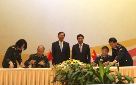 
Phó Thủ tướng Phạm Bình Minh và Ủy viên Quốc vụ Trung Quốc Dương Khiết Trì chứng kiến lễ ký kết Bản ghi nhớ hợp tác giữa Bộ Tư lệnh Cảnh sát biển Việt Nam và Cục Cảnh sát biển Trung Quốc
