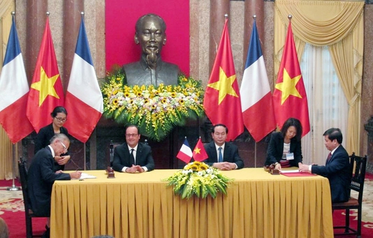 
Chủ tịch nước Trần Đại Quang và Tổng thống Pháp Francois Hollande chứng kiến lễ ký văn kiện hợp tác Việt Nam-Pháp
