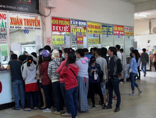 Hành khách mua vé tại Bến xe Miền Đông ngày 10-1