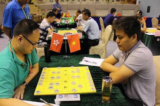 
Lại Lý Huynh (phải) trong ván đấu với Trần Chấn Kiệt. Ảnh: Đinh Long
