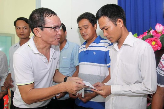 Ông Lâm Tấn Lợi, Giám đốc Công ty TNHH Sản xuất Duy Lợi, trao quà cho công nhân khó khăn tại huyện Nhà Bè, TP HCM Ảnh: HOÀNG TRIỀU