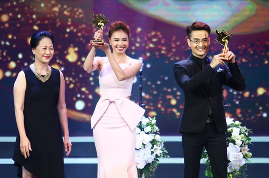 Thanh Tú và Lan Ngọc nhận giải nam - nữ diễn viên xuất sắc nhất