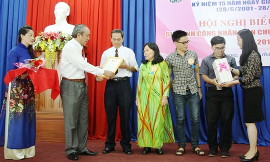 
Ông Nguyễn Hòa, chủ tịch LĐLĐ tỉnh Khánh Hòa tặng khen các gia đình đoàn viên tiêu biểu
