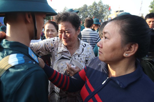 
Những giây phút bịn rịn khi chia tay người thân
