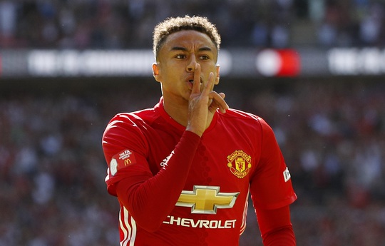 Lingard mở tỉ số cho M.U với một pha độc diễn và dứt điểm đẹp mắt