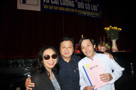Hoài Linh đón nhận kịch bản Đời cô Lựu cùng với Bạch Tuyết, Trần Ngọc Giàu tại rạp Thủ Đô chiều 25-3