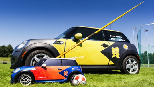 
Những chiếc MINI được dán decal đặc trưng của Olympic London 2012.
