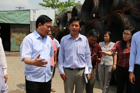 
Bí thư Đinh La Thăng yêu cầu chủ tịch xã Nguyễn Thanh Liêm rà soát lại quy hoạch, nếu đơn vị sản xuất nằm trong quy hoạch không phù hợp thì phải dời đi nơi khác: Chúng ta tạo mọi điều kiện để các doanh nghiệp vừa và nhỏ kinh doanh tốt, nhưng với một doanh nghiệp bị xử phạt về ô nhiễm môi trường như thế thì phải tính chuyện chuyển đi nơi khác
