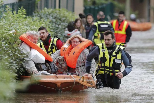 Sơ tán người dân ở Longjumeau, ngoại ô Paris - Pháp. Ảnh: REUTERS