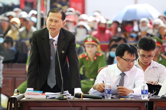Luật sư Lê Văn Nam trong phiên tòa sơ thẩm vụ thảm sát Bình Phước - ảnh: HOÀNG TRIỀU