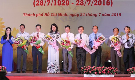 Bà Trần Kim Yến, Chủ tịch LĐLĐ TP HCM và ông Mai Đức Chính, Phó Chủ tịch Tổng LĐLĐ Việt Nam, trao kỷ niệm chương Vì sự nghiệp xây dựng tổ chức Công đoàn cho các cá nhân có nhiều đóng góp cho hoạt động Công đoàn