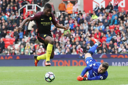 Tiền đạo Iheanacho kiến tạo một bàn trong trận Man City thắng chủ nhà Stoke 4-1 trên sân Britannia - sân có quảng bá cho thương hiệu Tôn Đông ÁẢnh: REUTERS