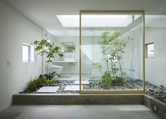 
Ý tưởng kết hợp phòng tắm và khu vườn xanh đơn giản với cửa kính trong suốt giúp khuếch đại không gian.
