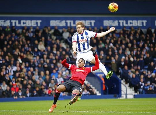 Anthony Martial luôn bị hàng phòng ngự West Brom khóa chặt