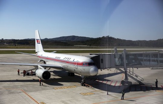 
Máy bay Tupolev TU 204-300 của hãng hàng không quốc gia Triều Tiên Air Koryo hạ cánh khẩn cấp xuống Trung Quốc hôm 22-7. Ảnh: Reuters
