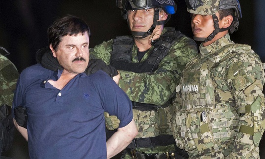 Trùm ma túy Guzman bị đưa lên một trực thăng ở thủ dô Mexico City hôm 8-1. Ảnh: AP