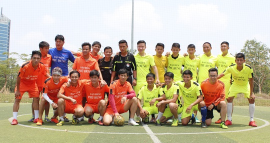 Hai đội bóng CTCP Bảo hiểm Phú Hưng (áo xanh) và Chân tình FC cùng chụp ảnh kỷ niệm trước trận chung kết