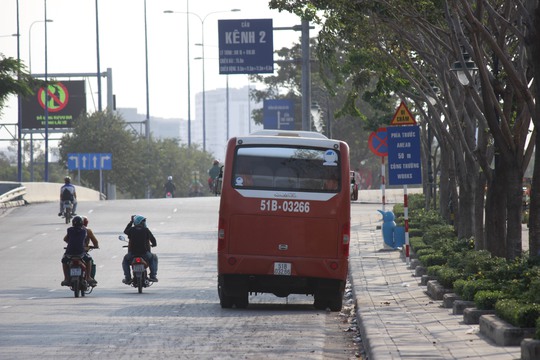 
Khoảng 17h chiều, ngay chân cầu Kênh 2, chiếc xe khách cũng thản nhiên đậu xe trước biển cấm.
