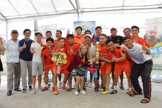 Đội bóng Chân tình nhận cúp vô địch sau trận chung kết kịch tính với CTCP Bảo hiểm Phú Hưng