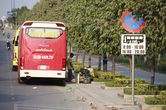 
17h chiều 8-3 nhiều xe khách vẫn ngang nhiên đón trả khách, bốc dỡ hàng hóa ngay tại biển báo cấm.
