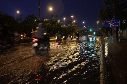 Trong khi đó, cơn mưa to khiến đường Nguyễn Hữu Cảnh (quận Bình Thạnh) ngập nặng, các phương tiện lưu thông khá khó khăn.