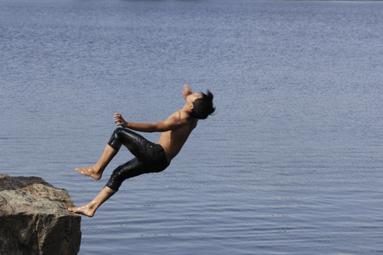 
Nhiều thanh thiếu niên còn làm xiếc bằng cách nhào lộn nhiều vòng trước khi tiếp nước hoặc nhảy xuống hồ với nhiều tư thế khó hết sức nguy hiểm.
