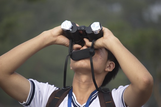 Nhiều bạn trẻ còn chuẩn bị cả ống nhòm lắp kính lọc để có thể quan sát rõ hơn.