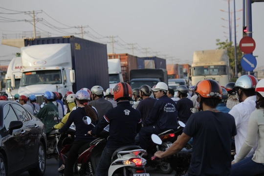 Tình trạng kẹt xe trên xa lộ Hà Nội là một phần nguyên nhân của vụ tai nạn.