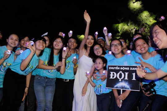 Hoa hậu Lan Khuê cũng hào hứng cùng với các bạn tình nguyện viên chụp hình với nến đèn led.