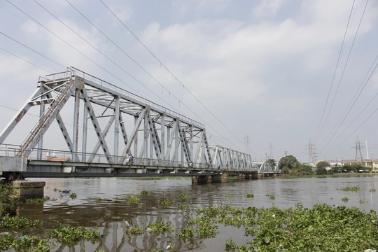 
Cầu Bình Lợi cũ bắc qua sông Sài Gòn gồm phần đường ray xe lửa và phần đường nhỏ để lưu thông đường bộ. Tuy nhiên hiện nay, cầu Bình Lợi cũ đã xuống cấp trầm trọng, tiềm ẩn nguy cơ bị tàu thuyền, sà lan đâm phải khi nước lớn.
