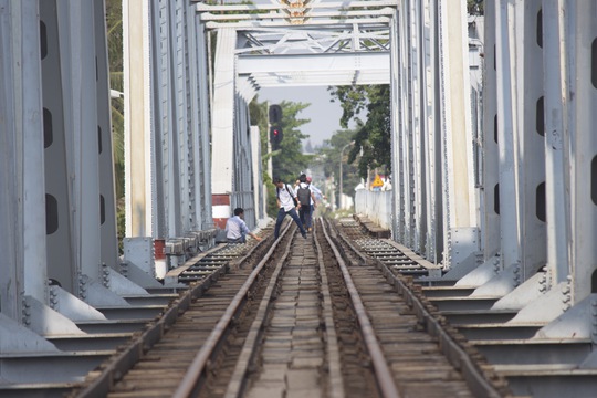 
Cầu Bình Lợi có phần đường ray xe lửa đi qua nhưng trên chính đường ray này cũng là nơi tập trung câu cá, chụp hình của nhiều người.

