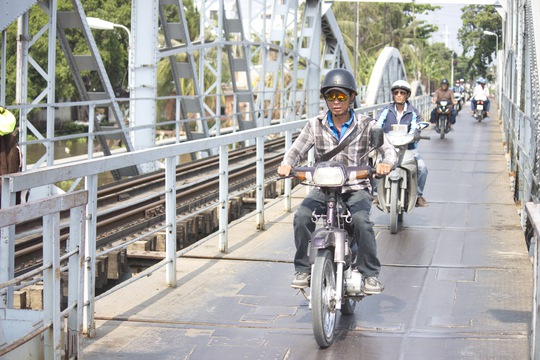 
Phần cầu còn lại dành cho lưu thông đường bộ nhưng rất hẹp khiến cho việc lưu thông hết sức khó khăn.
