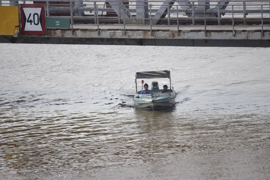 
Sau vụ sập cầu Ghềnh (Đồng Nai), lực lượng chức năng luôn túc trực dưới cây cầu Bình Lợi cũ để hướng dẫn tàu thuyền, sà lan qua cầu hoặc neo đậu an toàn nếu không qua cầu được.
