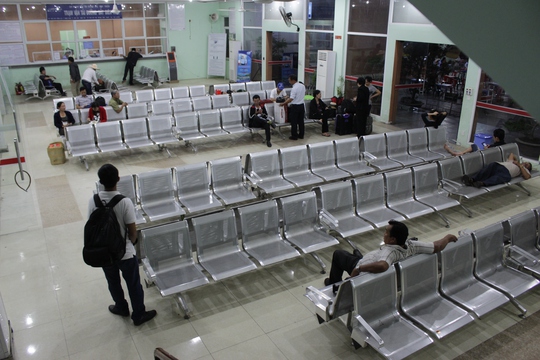 
Trong ga Biên Hòa vắng hành khách nhưng tất cả đều vật vạ nằm ngồi la liệt vì chờ đợi tàu quá lâu.
