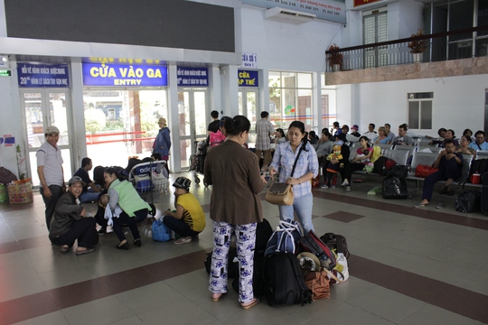 
Hành khách vật vạ chờ trước cửa ra vào ga Sài Gòn để lên tàu trung chuyển.
