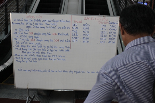 
Các chuyến tàu chạy mỗi ngày co lại vì vắng khách. Tại ga Sài Gòn các chuyến tàu trung chuyển trong ngày cũng giảm mạnh.
