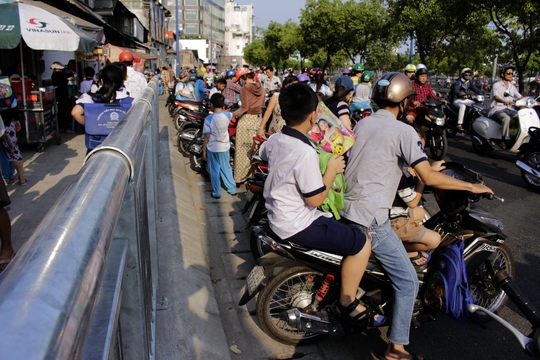 
Tuy nhiên, nhiều người cho rằng bất lợi của rào chắn là nhiều người phải đậu xe dưới lòng đường.
